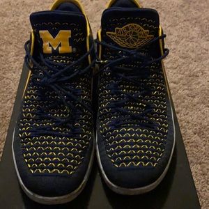 Men’s Air Jordan 32 low Michigan edition